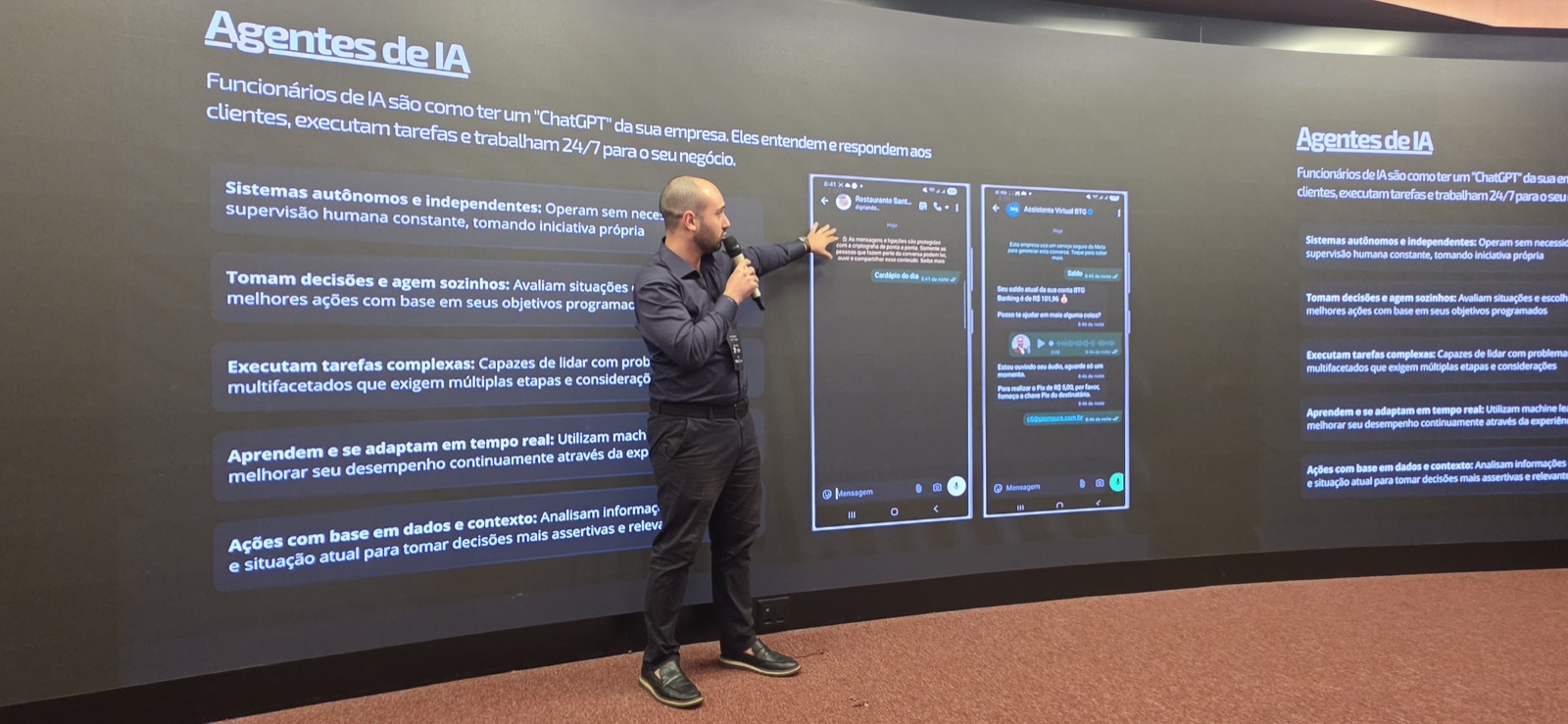 Pietro Mauro apresentando tela de agente de IA em evento